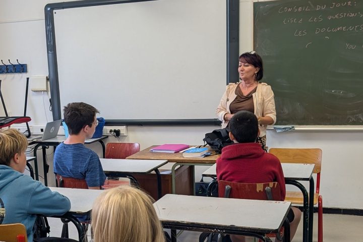 À 72 ans, Florence Presciutti continue d'enseigner la religion en Belgique