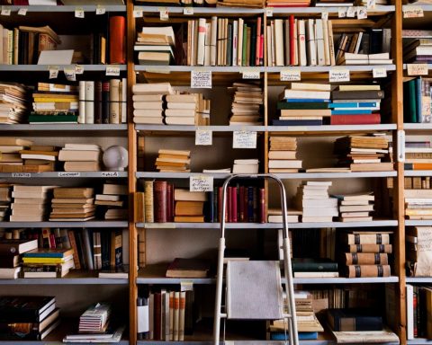 Amazon aurait détruit des livres rares pour entraîner ses IA, suscitant des inquiétudes éthiques sur ses pratiques