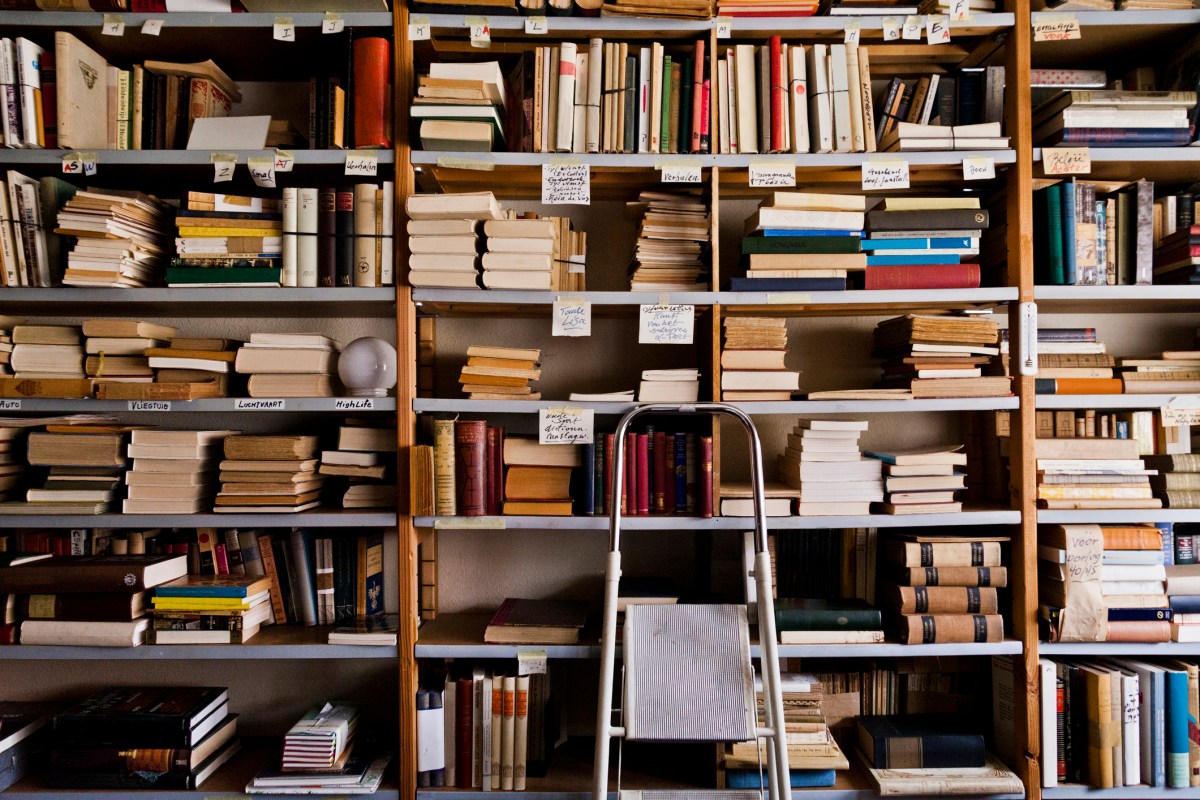 Amazon aurait détruit des livres rares pour entraîner ses IA, suscitant des inquiétudes éthiques sur ses pratiques