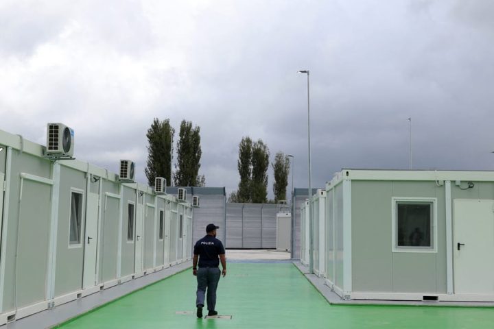Amnesty International alerte sur les risques pour les droits humains dans les centres migrants de l'Italie en Albanie