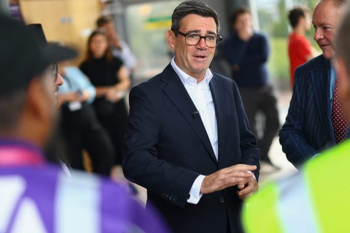 Andy Burnham prévoit des réductions importantes dans la fonction publique pour renforcer la gouvernance locale en Angleterre