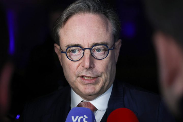 Bart De Wever admet que les coupes budgétaires affecteront de nombreux Belges alors que le gouvernement recherche 10 milliards d'euros d'économies
