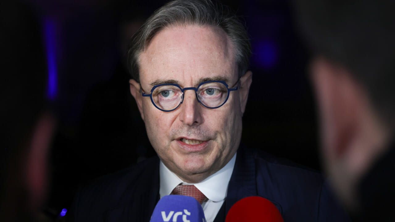 Bart De Wever admet que les coupes budgétaires affecteront de nombreux Belges alors que le gouvernement recherche 10 milliards d'euros d'économies