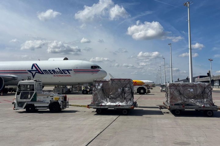 Brussels Airport teste un tracteur électrique autonome pour le transport de fret