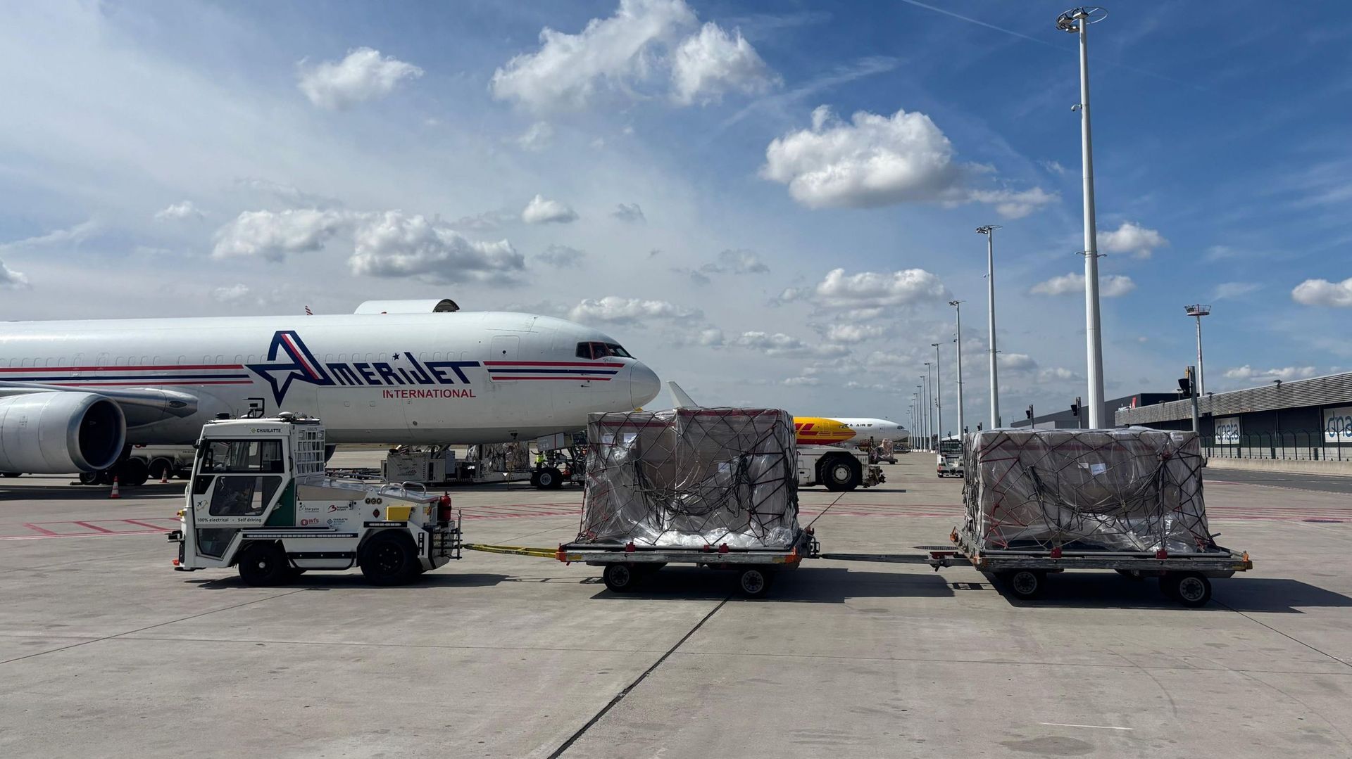 Brussels Airport teste un tracteur électrique autonome pour le transport de fret