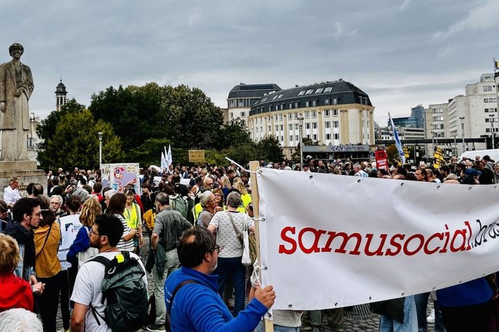 Bruxelles réduit de 1 000 places d'accueil, impactant familles vulnérables et emplois