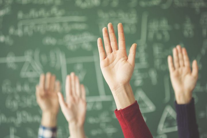 Changements dans le système éducatif belge pour la nouvelle année scolaire : heures d’enseignement accrues et mesures de soutien.