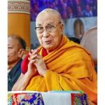 Dalai Lama prie pour les victimes des inondations au Tibet et au Népal lors d'une cérémonie spéciale
