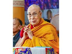 Dalai Lama prie pour les victimes des inondations au Tibet et au Népal lors d'une cérémonie spéciale