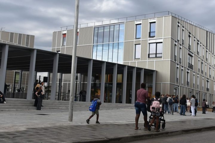 De nouveaux bâtiments pour l'école près de la gare de Mons augmentent considérablement la capacité d'accueil.