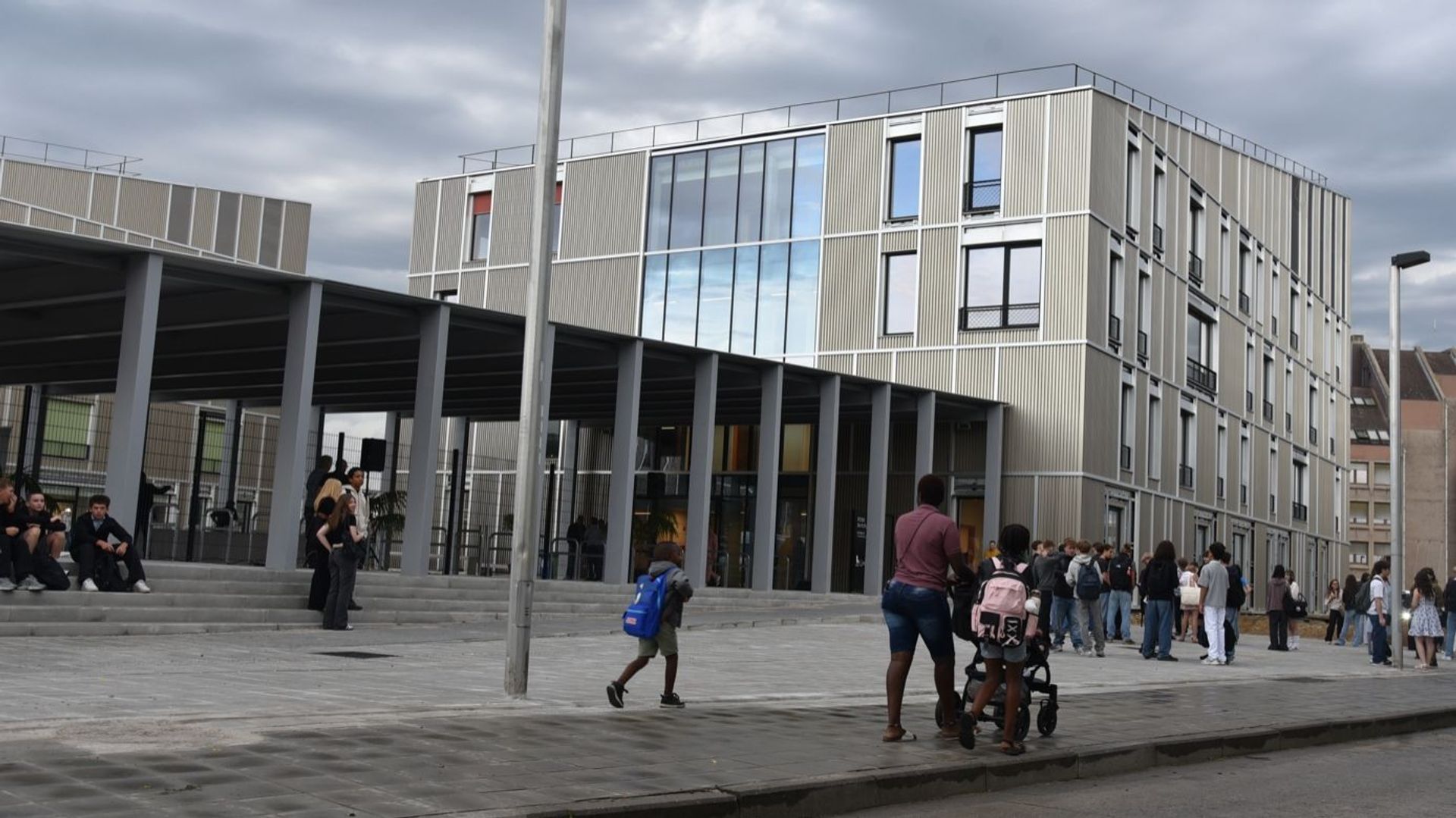 De nouveaux bâtiments pour l'école près de la gare de Mons augmentent considérablement la capacité d'accueil.