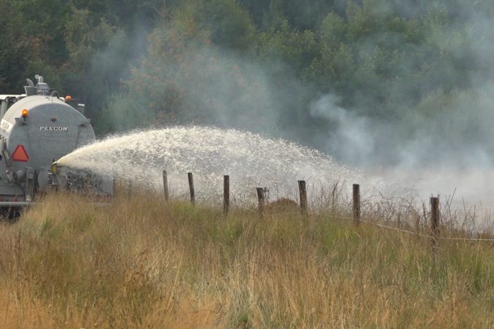 Des agriculteurs assistent les pompiers lors d'un incendie dans les Hautes Fagnes