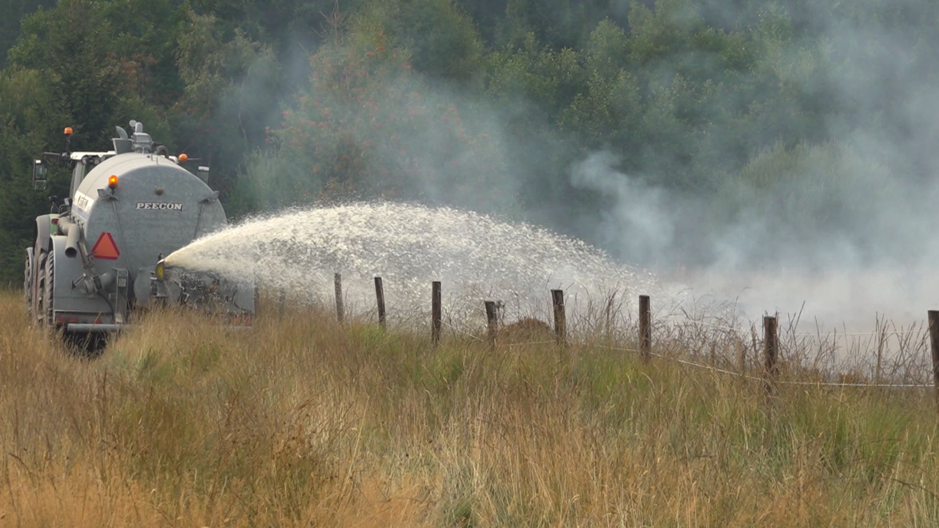 Des agriculteurs assistent les pompiers lors d'un incendie dans les Hautes Fagnes