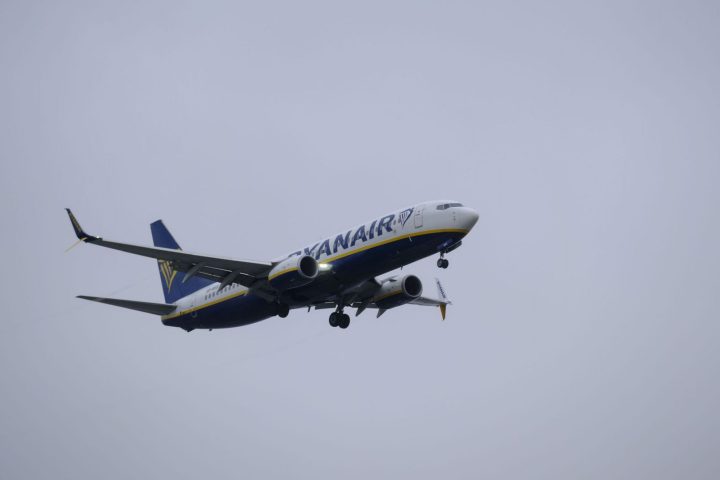 Des avions détournés en raison d'une fuite de carburant à l'aéroport de Charleroi ; la piste rouverte après nettoyage