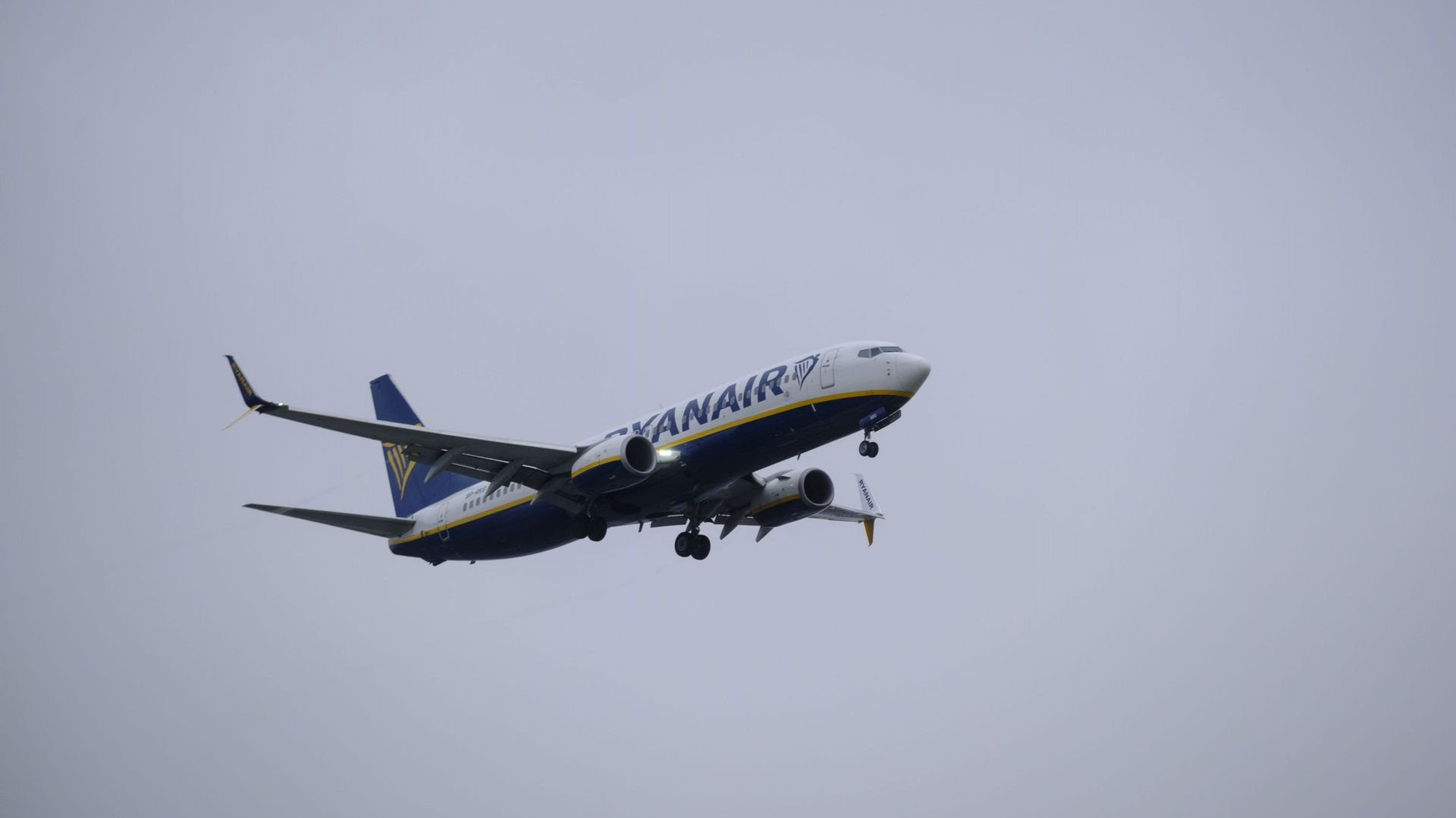 Des avions détournés en raison d'une fuite de carburant à l'aéroport de Charleroi ; la piste rouverte après nettoyage