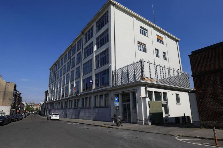Des coups de feu tirés sur un poste de police à Anderlecht, deux suspects s'enfuient en scooter