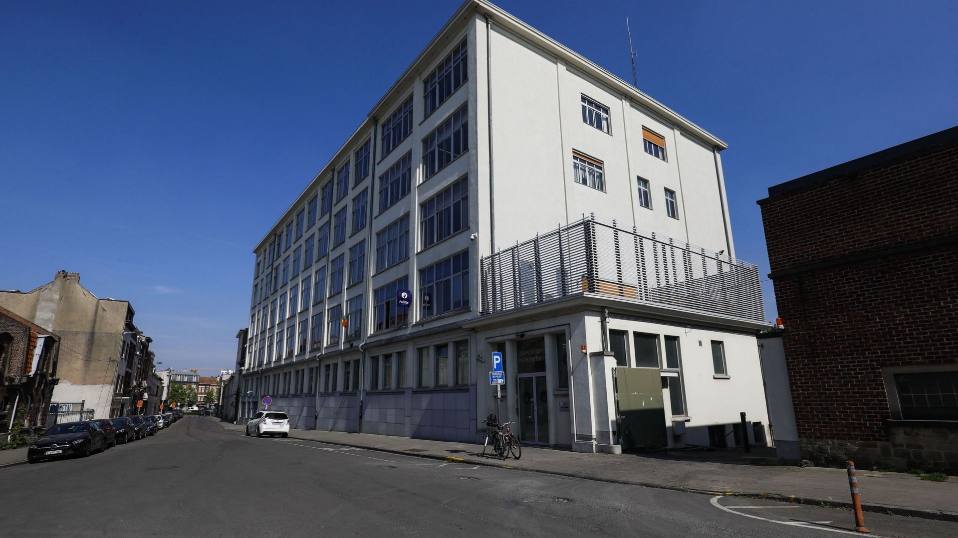 Des coups de feu tirés sur un poste de police à Anderlecht, deux suspects s'enfuient en scooter