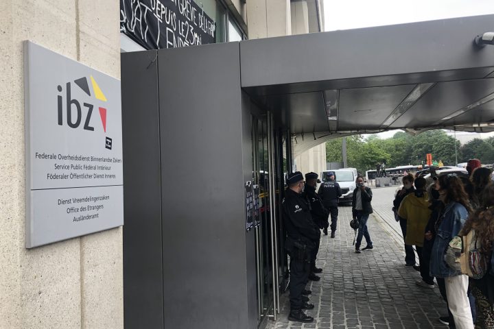 Des demandeurs d'asile détenus après leur convocation par l'Office des étrangers