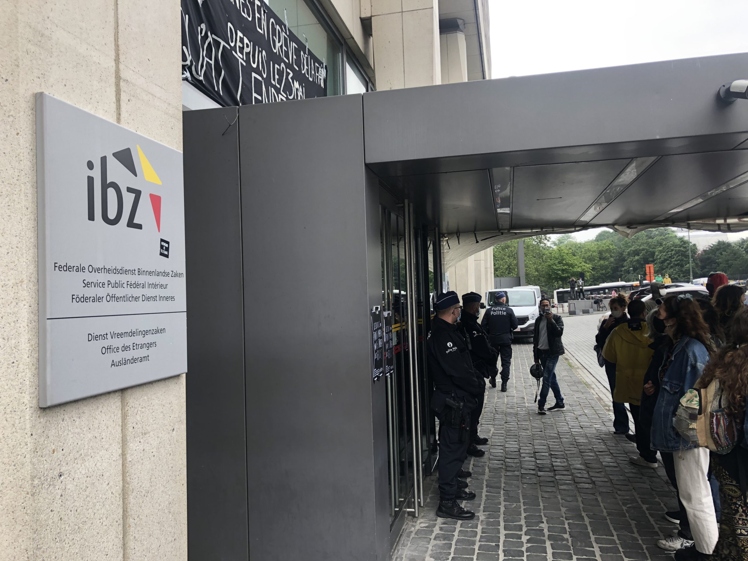 Des demandeurs d'asile détenus après leur convocation par l'Office des étrangers