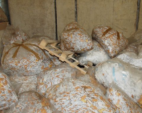 Des douaniers découvrent une usine illégale de cigarettes à Charleroi, employant 42 personnes