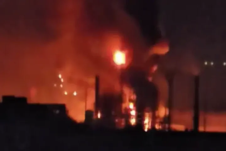 Des drones attaquent la raffinerie de Novokouïbyshevsk dans la région de Samara, provoquant des explosions et un incendie