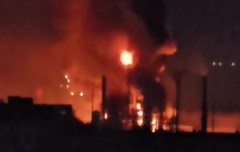 Des drones attaquent la raffinerie de Novokouïbyshevsk dans la région de Samara, provoquant des explosions et un incendie