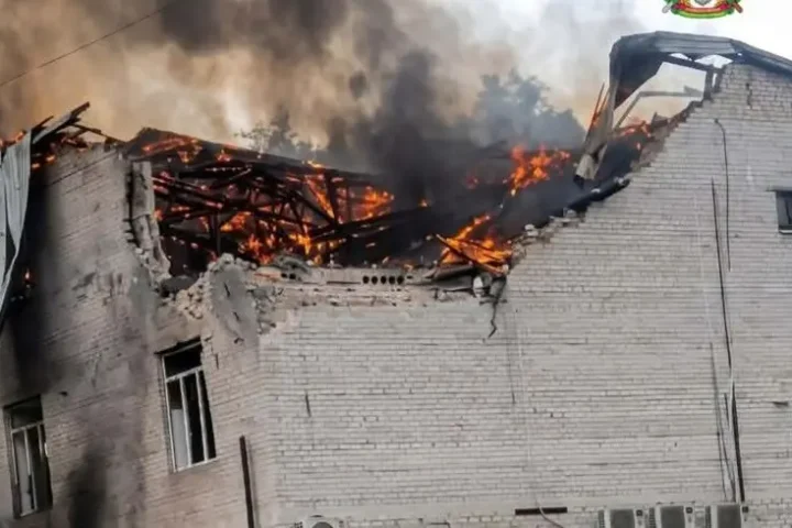 Des drones frappent un centre d'affaires à Lozova, blessant dix personnes dans le contexte du conflit en cours