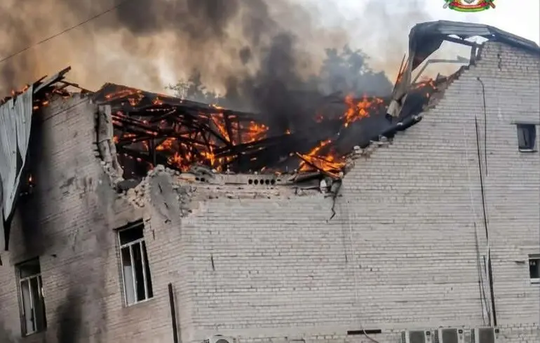 Des drones frappent un centre d'affaires à Lozova, blessant dix personnes dans le contexte du conflit en cours