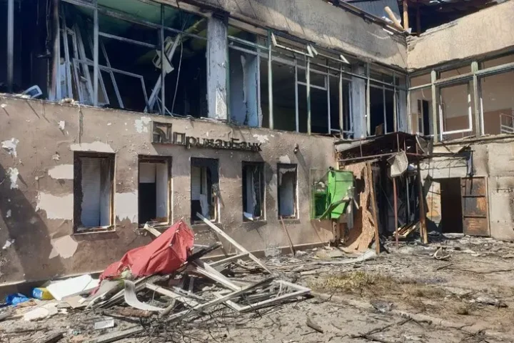 Des forces russes frappent une agence de PrivatBank à Dnipro, causant des victimes parmi les agents de collecte de fonds