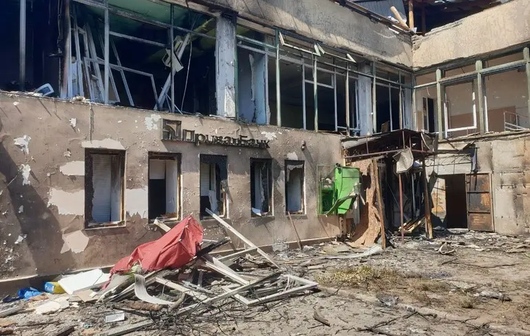 Des forces russes frappent une agence de PrivatBank à Dnipro, causant des victimes parmi les agents de collecte de fonds