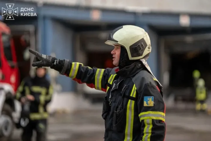 Des frappes de drones à Kyiv provoquent un incendie majeur dans un entrepôt, opération de sauvetage en cours