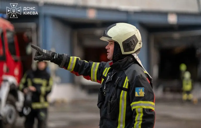 Des frappes de drones à Kyiv provoquent un incendie majeur dans un entrepôt, opération de sauvetage en cours