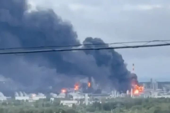 Des frappes de drones ciblent une importante raffinerie de pétrole russe à Kstovo, provoquant un incendie majeur