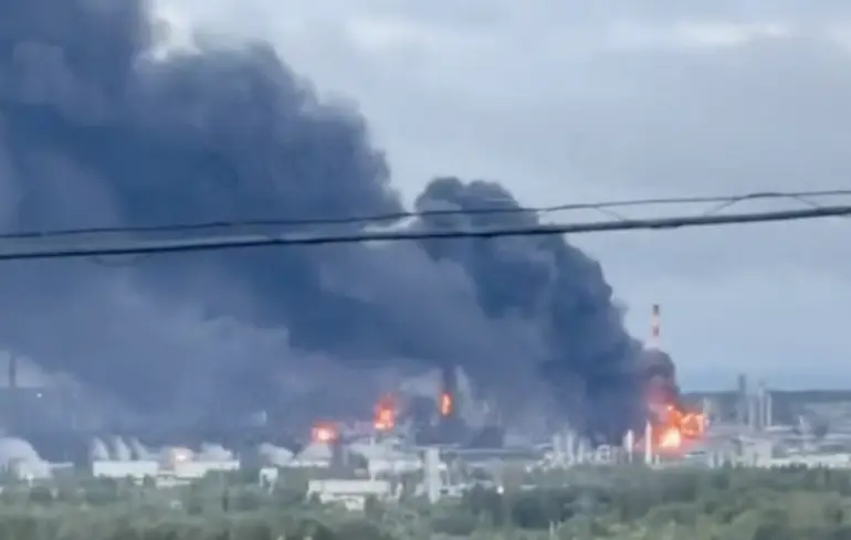 Des frappes de drones ciblent une importante raffinerie de pétrole russe à Kstovo, provoquant un incendie majeur