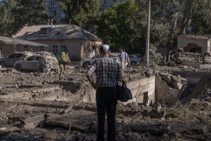 Des frappes de missiles et de drones russes en Ukraine font au moins 13 morts et une quarantaine de blessés