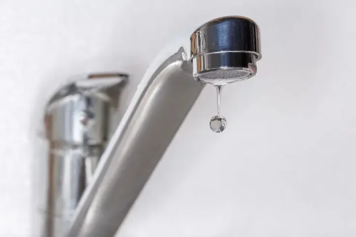 Des frappes russes à Kyiv perturbent l'approvisionnement en eau chaude dans plusieurs quartiers