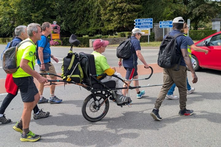 Des personnes en situation de handicap traversent la Wallonie en joëlettes pour améliorer leur accessibilité