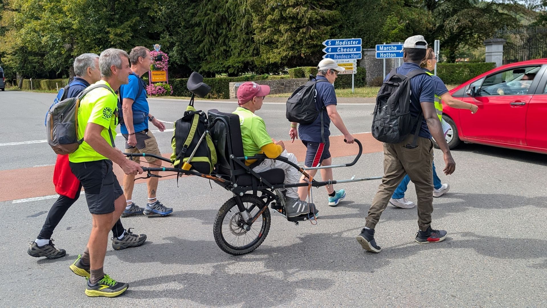 Des personnes en situation de handicap traversent la Wallonie en joëlettes pour améliorer leur accessibilité
