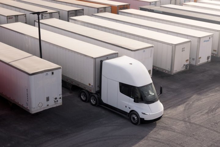 Einride va étendre sa flotte avec 500 Tesla Semis en partenariat avec Amazon