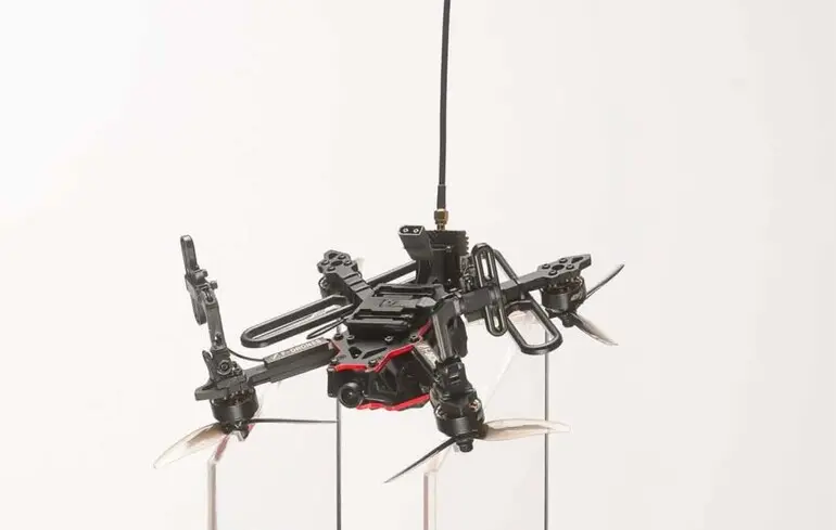 F-Drones présente le drone F5, conçu pour des opérations tactiques en Ukraine