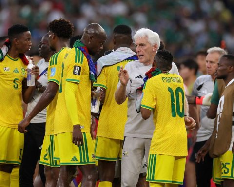 Hugo Broos mène l'Afrique du Sud en phase à élimination directe de la Coupe du Monde après la victoire contre la Corée du Sud