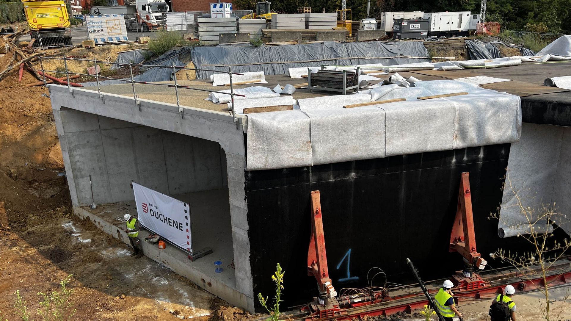 Installation d'un corridor en béton de 1 300 tonnes à la gare d'Ottignies