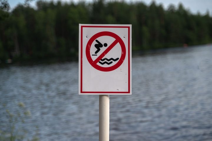 Interdictions temporaires de baignade en Wallonie en raison de la pollution dans sept lieux