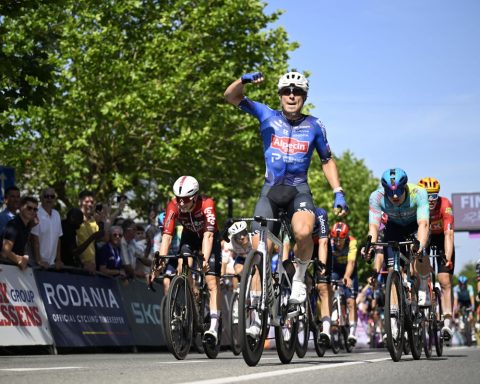 Jasper Philipsen remporte le Baloise Belgium Tour
Jasper Philipsen a triomphé lors du Baloise Belgium Tour en remportant la cinquième et dernière étape. Après avoir parcouru 183,6 km de Gingelom à Hoeilaart, il a devancé son compatriote Jenno Berckmoes et l’Allemand Max Kanter dans un sprint final, rapporte 24brussels.
Au classement général, Philipsen a terminé avec 5 secondes d’avance sur Berckmoes et 9 secondes sur l’Espagnol Alex Aranburu. Son compatriote Quinten Hermans a fini cinquième, avec 15 secondes de retard sur Philipsen, qui a également dominé le classement des points. Cette victoire marque le premier succès en général de Philipsen dans une course par étapes.
« Cela fait longtemps que je n'ai pas dû puiser aussi profondément dans mes ressources. Cette chaleur est absolument écrasante, surtout sur ce parcours difficile. Cela a été une vraie lutte », a déclaré Philipsen après la course. « C'est génial de gagner une course par étapes – c'est ma toute première. Et le faire dans mon propre pays, c'est encore plus spécial. Je me dirige vers les championnats de Belgique et, bientôt, le Tour de France en toute confiance. »
Après 13 km de course, un groupe d'échappés s'est constitué, composé de Zeno Moonen, Kay De Bruyckere, Alexys Brunel, Stijn Appel, Roan Konings, Jocelyn Baguelin et Victor Hannes. Cependant, aucun d'eux ne représentait une menace sérieuse pour le leader Aranburu, qui a commencé la dernière étape avec seulement 2 secondes d'avance sur Philipsen et Berckmoes.
La montée pavée sur la Mommaertsstraat s'est révélée trop difficile pour Moonen, alors que les coureurs restants peinaient également à suivre le rythme à l'entrée du dernier tour.
Dans le kilomètre d'or — où des secondes bonus sont attribuées — Philipsen a accumulé 4 secondes de bonus, tandis que Berckmoes et Aranburu ont chacun pris 3 secondes. Peu après, Jonas Abrahamsen et Alessandro Romele ont tenté de s'échapper du peloton, mais Florian Vermeersch a également essayé en vain de creuser l'écart.

« C'est génial de gagner une course par étapes – c'est ma toute première. Et le faire dans mon propre pays, c'est extraordinaire. »

La course s'est déroulée de manière chaotique, avec une dernière tentative de Milan Lanhove dans les 7 derniers kilomètres et une autre d'Abrahamsen dans les 3 derniers kilomètres. Abrahamsen a été rattrapé à seulement 450 mètres de l'arrivée, permettant à Philipsen de démontrer sa supériorité en sprint. Il succède maintenant à l'Italien Filippo Baroncini en tant que vainqueur général de la compétition.
Le Tour de Belgique 2026, qui en est à sa 95e édition, a débuté le 17 juin à Scherpenheuvel, traversant des destinations comme Knokke sur la côte et Durbuy en Wallonie. L'événement fait partie du UCI ProSeries 2026.
Alors que la saison des tours s'intensifie, la victoire de Philipsen représente une étape cruciale avant les grands défis de course à venir.
En résumé, la performance de Philipsen et sa confiance affichée laissent présager une perspective prometteuse alors qu'il se prépare tant pour les championnats de Belgique que pour le Tour de France, signalant ainsi sa readiness à concourir au plus haut niveau.