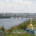 Kyiv frappée par des missiles et des drones, incendies dans le centre-ville