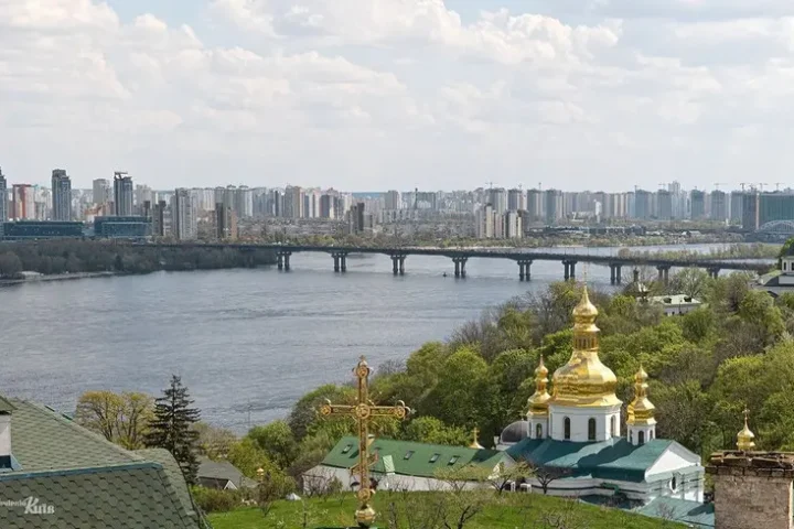 Kyiv frappée par des missiles et des drones, incendies dans le centre-ville