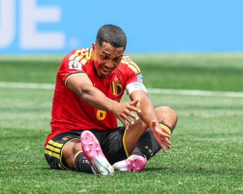 La Belgique affronte la Nouvelle-Zélande lors d'un match décisif de la Coupe du monde
La Belgique se mesure à la Nouvelle-Zélande lors d'un match crucial du groupe G de la Coupe du monde de la FIFA 2026, ce vendredi à Vancouver, avec un avenir incertain pour leur qualification en phase à élimination directe, rapporte 24brussels.
Les Diables Rouges ont fait match nul lors de leurs deux premiers matchs, tenant l'Égypte en échec 1-1 avant de partager les points avec l'Iran (0-0). Ces résultats laissent la Belgique avec deux points et sans contrôle sur son destin à l'approche de ce dernier match de groupe.
Une victoire contre la Nouvelle-Zélande permettrait à la Belgique de rester en course pour les huitièmes de finale, bien que sa position finale dépendra aussi du résultat entre l'Égypte et l'Iran. Selon les résultats, la Belgique pourrait encore finir première, deuxième ou se qualifier en tant que l'une des meilleures équipes classées troisième. Une défaite les éliminerait du tournoi.
La Belgique a du mal à trouver le chemin des filets, n'ayant marqué qu'une seule fois jusqu'à présent, sur un but contre son camp provoqué par Romelu Lukaku. L’équipe a échoué à marquer lors de six de ses huit derniers matches dans des tournois majeurs, augmentant ainsi la pression sur l'entraîneur Rudi Garcia.
Garcia devrait faire des changements dans son onze de départ après une nouvelle prestation décevante contre l'Iran. Le défenseur Nathan Ngoy est suspendu, tandis que l'ailier Jeremy Doku est peu susceptible de débuter en raison d'une maladie et d'un récent retour chez lui pour la naissance de son fils. Lukaku est de nouveau en forme mais pourrait ne pas être prêt pour un match complet.
La Nouvelle-Zélande a également besoin d'une victoire pour maintenir ses espoirs de Coupe du monde après avoir obtenu un point lors de ses deux premiers matchs, faisant match nul 2-2 avec l'Iran avant de perdre 3-1 contre l'Égypte.
Youri Tielemans lors du match contre l'Iran © BELGA PHOTO BRUNO FAHY
Concernant la situation, la performance de la Belgique au début du tournoi soulève des inquiétudes quant à ses capacités offensives, tandis que le match à venir revêt une importance significative pour les deux équipes. Les enjeux continuent d'augmenter à mesure que la Coupe du monde progresse.
