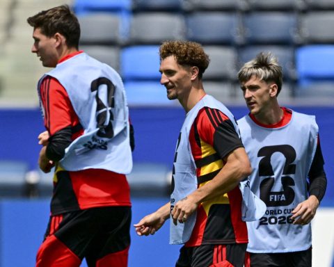 La Belgique affronte l'Iran en match de Coupe du Monde dans un contexte géopolitique tendu
La Belgique rencontre l'Iran lors de son deuxième match de la Coupe du Monde ce dimanche à Los Angeles. Étant donné le conflit actuel entre les États-Unis et l'Iran, cette rencontre s'annonce particulièrement tendue. Un accord de paix provisoire a été signé entre les deux pays, mais des mesures de sécurité renforcées sont mises en place en raison de la présence de l'Iran aux États-Unis, rapportent des sources.
« Nous sommes tous conscients de la situation. Je ne veux pas mélanger le sport et la politique, mais il est difficile de faire abstraction en ce moment », a déclaré le défenseur belge Thomas Meunier samedi.
« La situation actuelle pourrait bien motiver l’équipe iranienne. On voit des joueurs très motivés pour rendre leur peuple fier. C’est un défi supplémentaire pour nous. Les joueurs iraniens peuvent avoir des membres de leur famille touchés par la guerre. Cela complique les choses pour nous, j’en suis convaincu. »
L'attaquant Jeremy Doku est indisponible, s'étant retiré en raison d'une maladie respiratoire. Le match est également trop précoce pour Romelu Lukaku, le meilleur buteur de tous les temps de la Belgique, qui a manqué une grande partie de la saison en raison de blessures.
Il a fait une entrée remarquée en tant que remplaçant lors du premier match des Diables Rouges contre l'Égypte, provoquant un but contre son camp d'un défenseur moins de 30 secondes après son entrée en jeu. La rencontre de lundi soir s'est soldée par un match nul 1-1.
« Rom n’est pas encore en mesure de jouer un match complet », a indiqué l'entraîneur Rudi Garcia. « Il doit s’adapter aux séances d’entraînement et à son rôle de remplaçant lors des matchs. Nous devons veiller à ne pas le surmener. Pour l’instant, il occupe le rôle de super remplaçant et cela fonctionne bien. »
La Belgique et l'Iran ne se sont jamais rencontrés auparavant. L'Iran est classé 24e au classement FIFA et a brillamment traversé la zone de qualification asiatique pour obtenir sa quatrième qualification consécutive en Coupe du Monde.
Toutes les équipes du groupe G entrent dans ce deuxième tour de matchs avec 1 point. La Nouvelle-Zélande affronte l'Égypte tôt lundi matin, après avoir fait match nul 2-2 lors de leur premier match contre l'Iran.
Le camp de base de l'Iran se trouve à Tijuana, au Mexique, à une heure de route ou à 20 minutes d'avion de Los Angeles, où se déroulent deux de leurs trois matchs de groupe. Les États-Unis n'ont accordé à l’équipe la permission de se rendre dans la ville hôte que la veille du match, et les joueurs doivent retourner immédiatement après la rencontre.
Le sélectionneur Amir Ghalenoei a critiqué la manière dont son équipe a été traitée pendant le tournoi. Il a déclaré que l'Iran avait reçu des informations de la FIFA vendredi après-midi concernant un départ possible pour Los Angeles ce soir-là. En fin de compte, l’équipe n'a pu voyager que samedi. La Belgique est à Los Angeles depuis vendredi.
« Cela a un impact mental sur nous », a ajouté Ghalenoei. « Nous avions besoin de 24 heures à Los Angeles. Au lieu de cela, on nous en a accordé 16. Ces restrictions rendent les choses très difficiles pour nous. »
Des négociations de paix directes entre les États-Unis et l'Iran doivent commencer en Suisse dimanche, malgré le fait que l'armée iranienne ait déclaré avoir à nouveau fermé le détroit d'Ormuz suite aux attaques d'Israël sur le sud du Liban. Le vice-président américain JD Vance est arrivé en Suisse tôt dimanche matin pour les négociations, tandis que la délégation iranienne est arrivée la nuit précédente. Les discussions sont médiées par le Pakistan.
La Belgique devra naviguer non seulement face à ses adversaires sur le terrain, mais aussi à l'atmosphère tendue entourant ce match, soulignant l'interconnexion entre les problématiques mondiales et le sport.
Alors que les équipes se préparent à s'affronter, les implications vont au-delà du simple jeu ; cette rencontre incarne les complexités des relations internationales dans un contexte sportif.