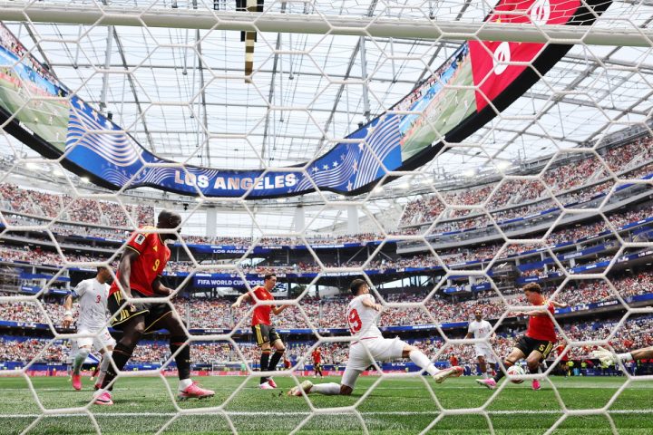 La Belgique fait match nul 0-0 avec l'Iran lors de son match de Coupe du Monde
La Belgique a fait match nul 0-0 contre l'Iran à Los Angeles dimanche soir lors de son deuxième match de la campagne pour la Coupe du Monde. Les Diables Rouges ont dû évoluer durant la dernière demi-heure d'une rencontre frustrante à 10 joueurs après le carton rouge reçu par Nathan Ngoy, rapportent nos sources.
Le meilleur buteur Romelu Lukaku a été rappelé de manière inattendue dans le onze de départ après qu'une blessure l'ait contraint à des apparitions en tant que remplaçant lors de ses derniers matchs. Son coéquipier, l'attaquant Jeremy Doku, était absent en raison d'une maladie.
La Belgique a dominé les premières minutes, mais c'est l'Iran qui a marqué à 25 minutes de jeu. Cependant, ce but a été annulé par le VAR, qui a signalé que l'attaquant Mehdi Taremi était en position de hors-jeu. Les Diables Rouges ont continué à contrôler la possession de balle en première période, mais n'ont pas réussi à percer la défense iranienne, très solide.
En seconde mi-temps, la pression belge s'est poursuivie sans qu'aucun but ne soit marqué. L'entraîneur Rudi Garcia a procédé à une triple substitution à l'heure de jeu, et son équipe a commencé à intensifier son jeu.
La Belgique s'est retrouvée à 10 hommes à la 66e minute lorsque le jeune défenseur Nathan Ngoy a reçu un carton rouge pour avoir tiré Taremi en contre-attaque. Lukaku a été sorti et remplacé par le défenseur Arthur Theate, tandis que Garcia réorganisait son équipe.
Au fur et à mesure que le match avançait, il s’est ouvert, laissant apparaître des espaces dans la défense belge. À l'autre bout du terrain, le gardien Alireza Beiranvand a empêché Maxim De Cuyper de marquer, avant que Dodi Lukebakio n'envoie une belle frappe à distance juste au-dessus de la barre dans la dernière minute. La rencontre s'est terminée sur un score de 0-0.
Ce match nul fait suite à un premier match nul 1-1 contre l'Égypte dans le groupe G et laisse la Belgique avec 2 points, alors qu'il reste une rencontre de groupe, contre la Nouvelle-Zélande, samedi matin à 5h00, heure belge. Ngoy manquera le prochain match en raison de sa suspension.
Ce match a mis en évidence la difficulté de la Belgique à convertir sa possession en buts, ainsi que des problèmes disciplinaires qui pourraient affecter leur progression dans le tournoi.