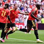 La Belgique fait match nul 1-1 contre l'Égypte lors de son match d'ouverture de la Coupe du Monde
22 secondes : c'est tout ce qu'il a fallu à Romelu Lukaku, lundi à Seattle, comme remplaçant, pour forcer un but contre son camp de l'Égypte, permettant aux Diables Rouges de revenir à égalité dans un match âprement disputé et finalement quitter le terrain avec un score de 1-1. En conséquence, toutes les options pour le deuxième tour restent ouvertes, rapporte 24brussels.
Après 66 minutes, "Big Rom" est entré en jeu en remplacement de Charles De Ketelaere, qui n'avait pas réussi à s'imposer en tant qu'attaquant de pointe. Peu après son entrée sur le terrain, Thomas Meunier a réalisée une belle course sur la droite, après quoi Lukaku a rapidement pénétré dans la surface de réparation et a forcé l'Égyptien Mohamed Hany à inscrire un but contre son camp.
En raison d'une grave blessure, Lukaku a à peine joué pour Naples cette saison. Le plan est de lui donner progressivement plus de temps de jeu. Ce n'est que dans les dernières étapes de cette phase de groupes ou lors du deuxième tour qu'il serait totalement prêt pour un poste de titulaire. Cela ne devrait donc probablement pas se produire ce dimanche contre l'Iran.
Dans l'autre match du même groupe, l'Iran, très discuté, et la Nouvelle-Zélande ont fait match nul 2-2.
Il reste encore beaucoup à voir à mesure que le tournoi progresse, reflétant la nature dynamique du football international.
Alors que la Belgique navigue à travers cette Coupe du Monde, l'attention sera tournée vers la condition physique de Lukaku et la performance globale de l'équipe.